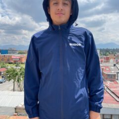 Chaqueta En Tela Antifluido Con Capucha