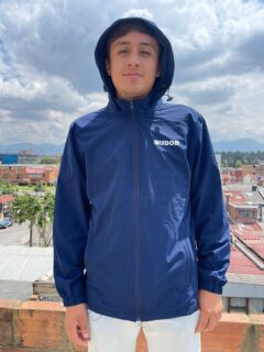 Chaqueta En Tela Antifluido Con Capucha